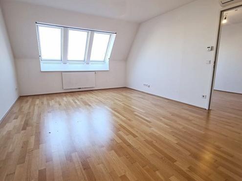 WU-NÄHE, MESSE-PRATER, klimatisiertes 57 m² Dachgeschoß, 2 Zimmer, Komplettküche, Wannenbad, Parketten, Hillerstraße