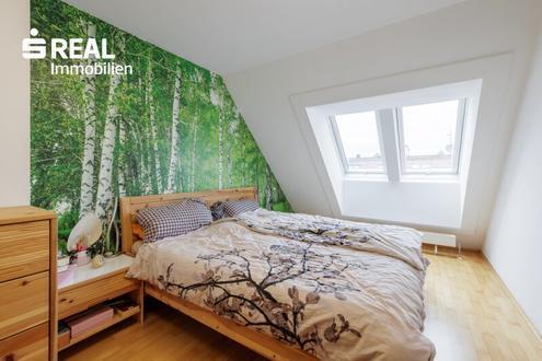 Traumhafte 4 Zimmer-Dachgeschoss-Maisonette mit Balkon in absoluter Ruhelage