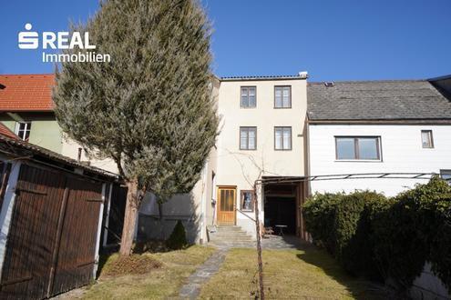 Geräumiges Wohnhaus mit großem Garten und angrenzendem Fischteich