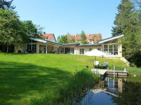 Erstbezug nach Renovierung! Malerischer Sitz im Grünen unweit des Wienerwaldsees mit Kamin, beheizbarem Pool und Saunal…