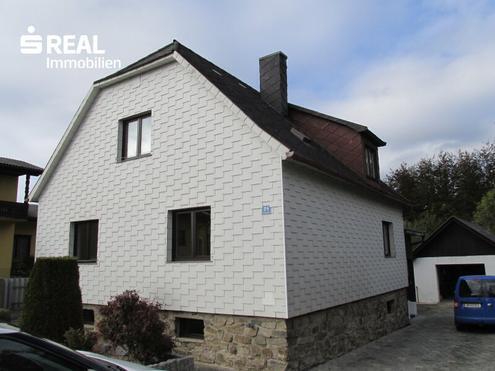 Landhaus mit großzügigen Nebengebäuden und schönem Garten