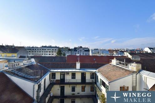 Weitblick, Ruhe & zentrale Lage - Sonnige Altbauwohnung mit Balkon