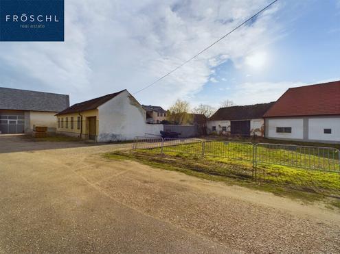 Baugrundstück mit alten Bauernhaus in idyllischer Ortsrandlage im Weinviertler Unterstinkenbrunn - Entwicklungspotential