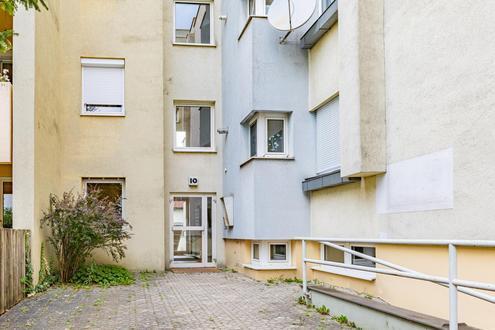 GROßZÜGIGE 3-ZIMMER WOHNUNG MIT BALKON UND ÜBERDACHTEM KFZ STELLPLATZ IN STOCKERAU!