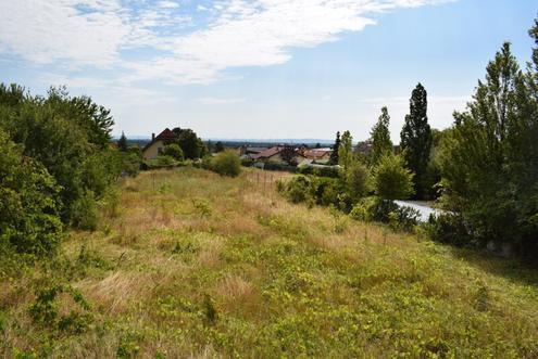 Herrliches großes Grundstück mitten in Sooss, schöner Fernblick und RUHE