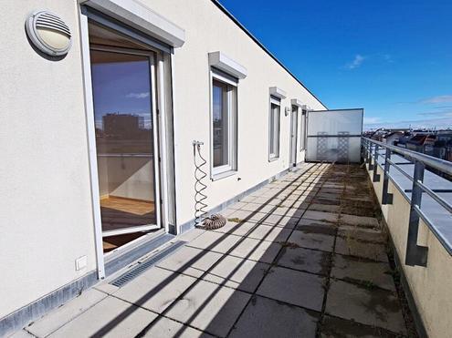 TERRASSENHIT, HOLBEINGASSE, unbefristetes 63 m2 Dachgeschoß mit 33 m2 Terrasse, Wohnküche, 2 Zimmer, Wannenbad, Parkett…