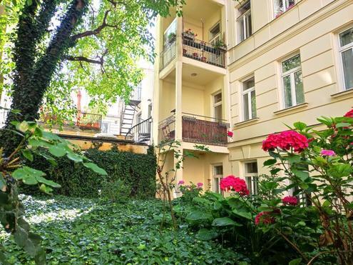 ZAUBERHAFTER INNENHOF - Hofseitiger Altbau mit Blick ins Grüne!