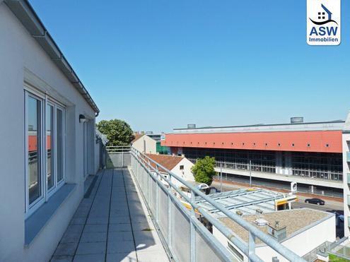 Exklusive 3-Zimmer-Dachgeschosswohnung mit toller Terrasse in U-Bahn-Nähe (befristet vermietet)