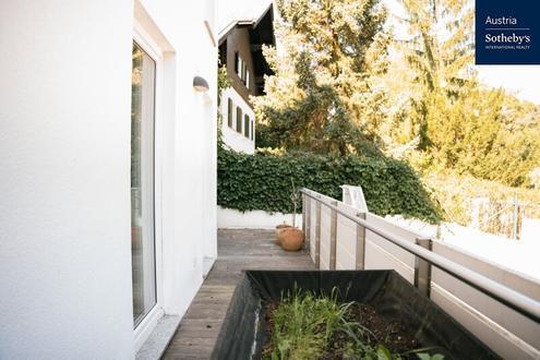 Großzügiges Wohnen mit Garten und Fernblick in exklusiver Stadtvilla nahe American International School