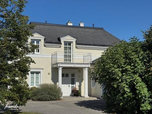 Villa mit Terrasse, Balkon und Doppelgarage!