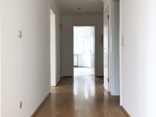 Mit Blick auf Wiesen und Felder - Top renovierte 3-ZKB-Wohnung mit Balkon und Do ...