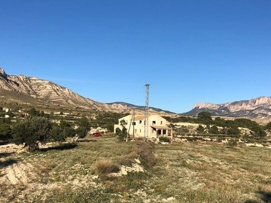 Finca mit einem Grundstück von 17.000 m² und einer Villa zur Fertigstellung von ca. 500 m² in einer sehr schönen Landsc…