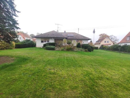 einfamilienhaus mit großem garten und garage