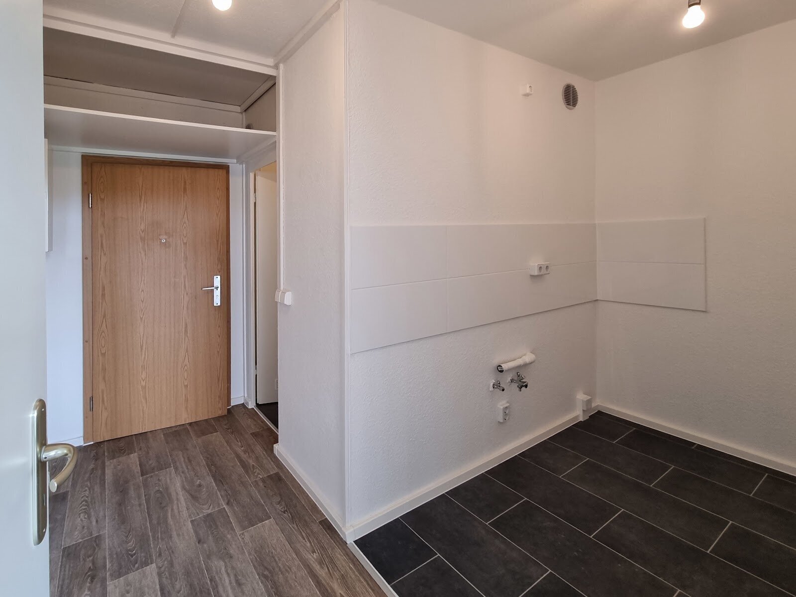 2-Zimmer-Wohnung mit Weitblick! Bequem in die 11. Etage - wir renovieren!