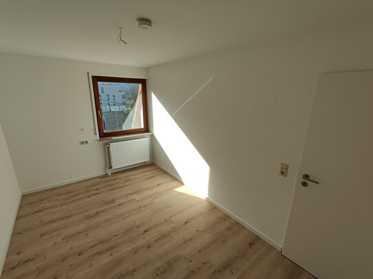 Lichtdurchflutete Penthouse 4-Zimmer-Wohnung mit großem Balkon und Einbauküche in Bad Urach