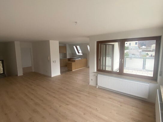 Traumhafte frisch renovierte Penthouse 4-Zimmer-Wohnung mit großem Balkon und Einbauk, in Bad Urach