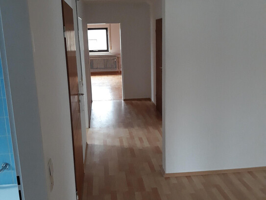 Modernisierte 3,5 Zimmer Wohnung, Bad neu, riesige Dachterrasse