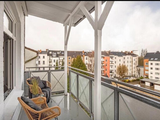 Kernsanierte helle 2-Zimmer-Wohnung mit Balkon und neuer Küche in Kiel Ravensberg