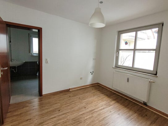 Frisch renovierte 4ZKB Altbau-Wohnung