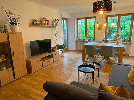 Schöne, modernisierte 2-Zimmer-Wohnung mit Terrasse und Einbauküche in Haunstetten