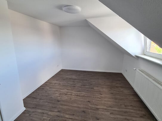 Charmante 2-Zimmer-Dachgeschosswohnung – Frisch renoviert mit Einbauküche!