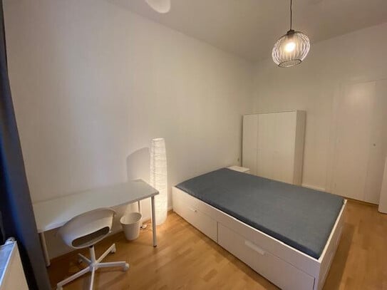 Ab sofort - großes modern möbliertes WG-Zimmer in Düsseldorf-Benrath