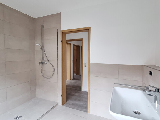 Frisch renoviert und einzugsbereit: gut aufgeteilte 
Erdgeschosswohnung mit neuem Badezimmer!