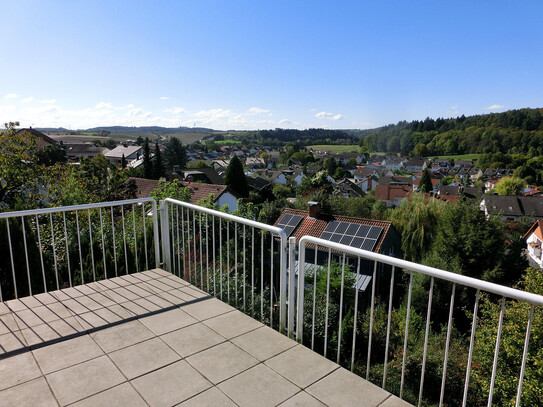 Sonnige und ruhige 3,5 ZKBB Wohnung mit traumhaften Ausblick in exklusiver Waldrandlage