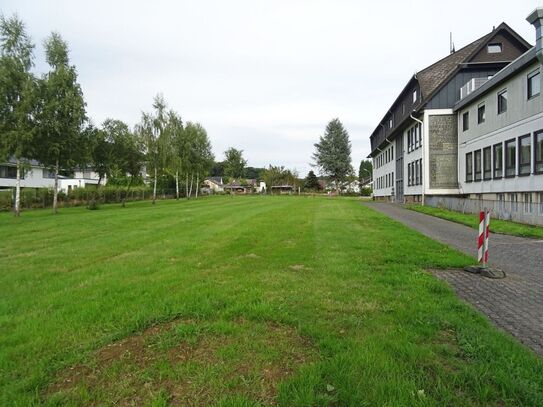 Helle 2 Zimmer Wohnung (Hochpaterre) zur Miete mit Balkon in ruhiger Wohngegend!