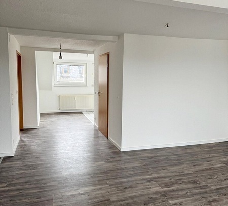 neu renovierte DG- 2- Raum-Wohnung mit Balkon