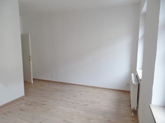 Helle 3-Raum-Wohnung mit Laminat