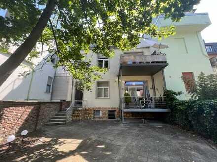 Gehobene Erdgeschosswohnung mit Balkon und idyllischem Innenhof.