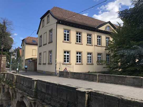 Büroeinheit mit kleiner integrierter Wohnung in renoviertem Altbau