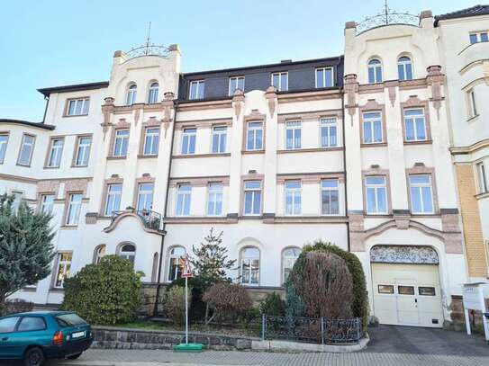 Attraktive 2-Raum-Wohnung mit Balkon und Einbauküche in einem aufwändig sanierten Gründerzeithaus im