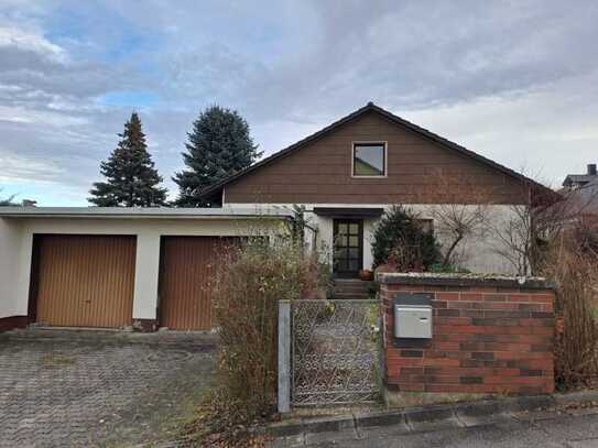 Schönes Wohnhaus mit viel Potential, großem Garten und Doppelgarage in ruhiger Lage