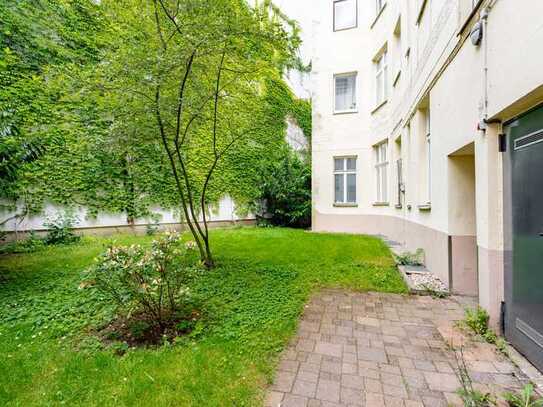 Ideally situated at Hobrechtbrücke. Move in ready studio apartment within green courtyard setting.