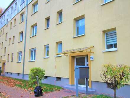 Schöne 4 R. Wohnung mit Balkon sowie Bad und Küche mit Fenster!