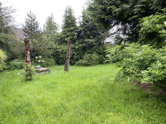 Wohnen auf dem Dönberg. Dachgeschoss. 2 Zimmer, Küche mit Küchenzeile und Duschbad.