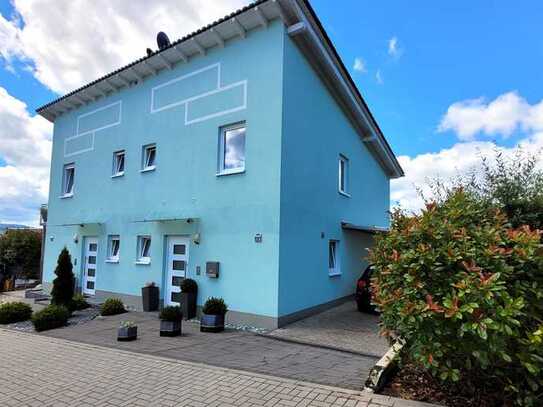 Schönes Zweifamilienwohnhaus mit zwei Carports, Fussbodenheizung, gr. Balkon, Terrassen und Garten