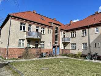 Bezugsfreie Altbauwohnung mit Balkon + Garten + DG-Atelier direkt an der Berliner Stadtgrenze (WE07)