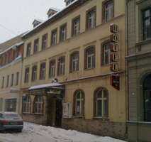 Im Zentrum der Stadt! Sanierungsbedürftiges Gebäude für ein Restaurant mit Hotel