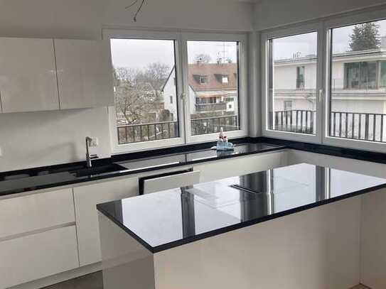 Gehobene Penthouse-Neubauwohnung mit drei Zimmern, umlaufendem Balkon und EBK in München