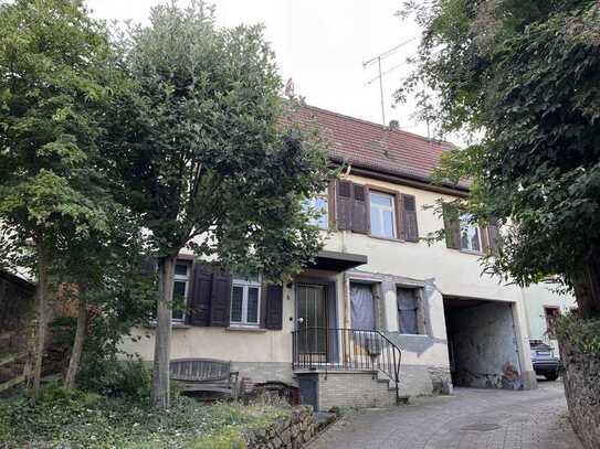 Einfamilienhaus mit Garten und Nebengebäuden