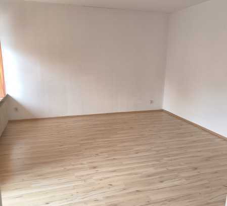 2-Zimmer-Hochparterre-Wohnung mit Terrasse, EBK für Single