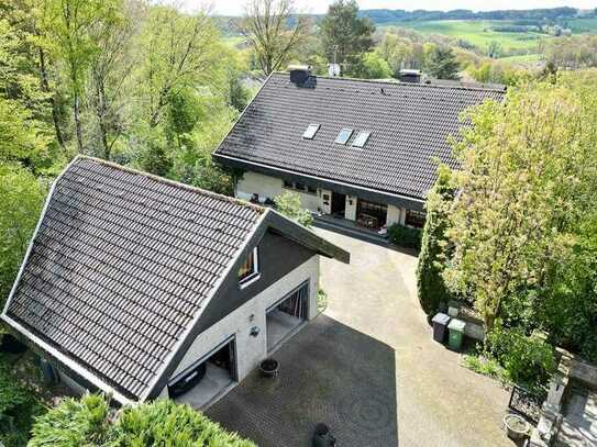 Charmantes Zweifamilienhaus mit großem Grundstück in Höhenlage von Kürten-Busch