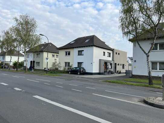 Frisch sanierte Wohnung, nur wenige Meter zur Straßenbahn/Bushaltestelle in Hürth-Hermülheim