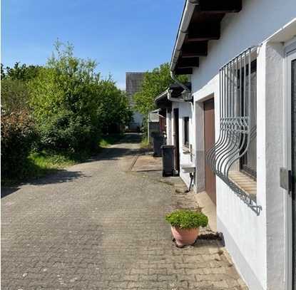 Ideal für den Handwerker! Bungalow mit kl. Bachlauf und Nebengebäuden in GV - Wevelinghoven