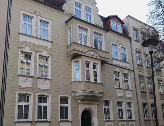 Höll-Immobilien vermietet ruhige 4 Raum-Wohnung in der südlichen Innenstadt mit Balkon.