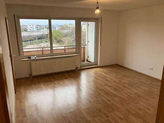 Modernisierte & helle 2 ZKB Wohnung mit Balkon + TG-Stellplatz in LU-Mitte