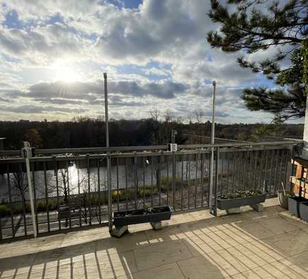 Dachgeschosswohnung mit Fahrstuhl und Terrasse mit Blick über die Spree in den Schlosspark
